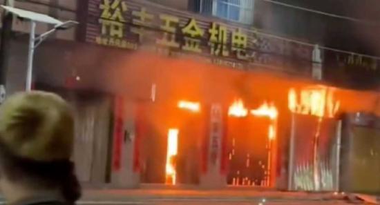 චීනයේ ගොඩනැගිල්ලක ඇතිවූ ගින්නකින් 12ක් මරුට.